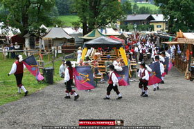 Zu den Fotos vom Burgrfest Burg Kaprun 2008 - www.Mittelalterfeste.com - Meldereiter und Waschweib